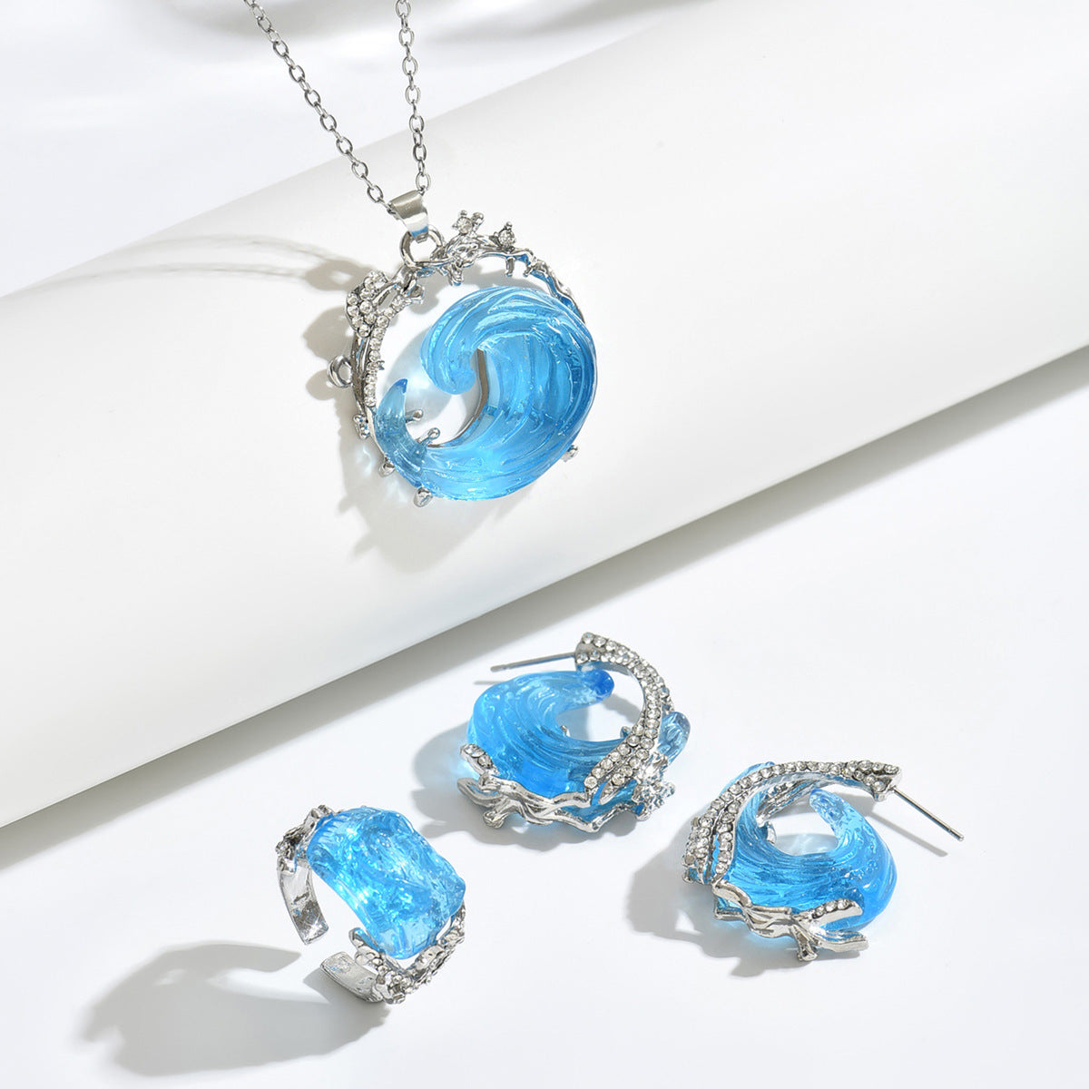 Creative Sky-Blue Wave Resin Wave Necklace